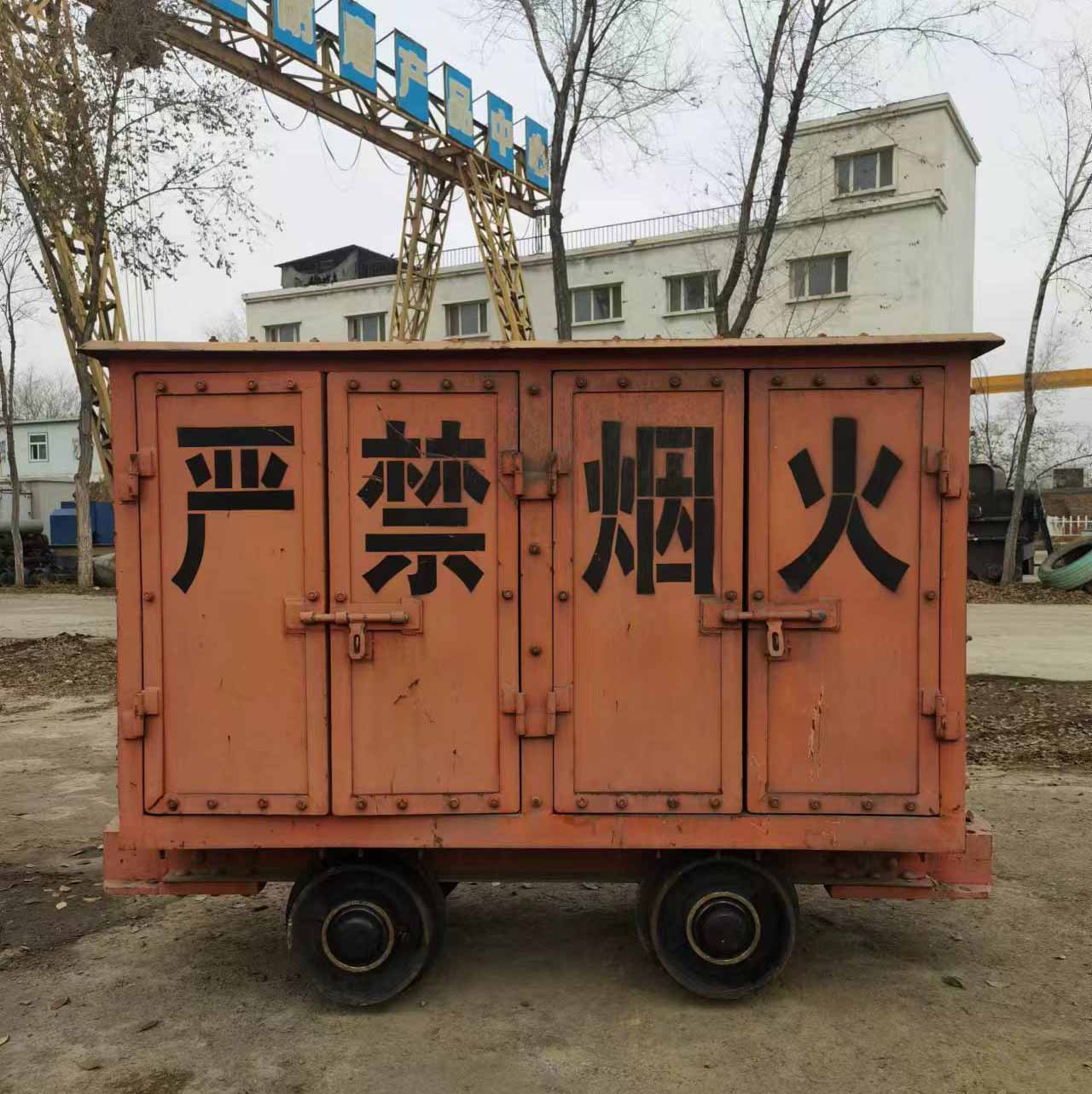 炸藥運(yùn)輸車